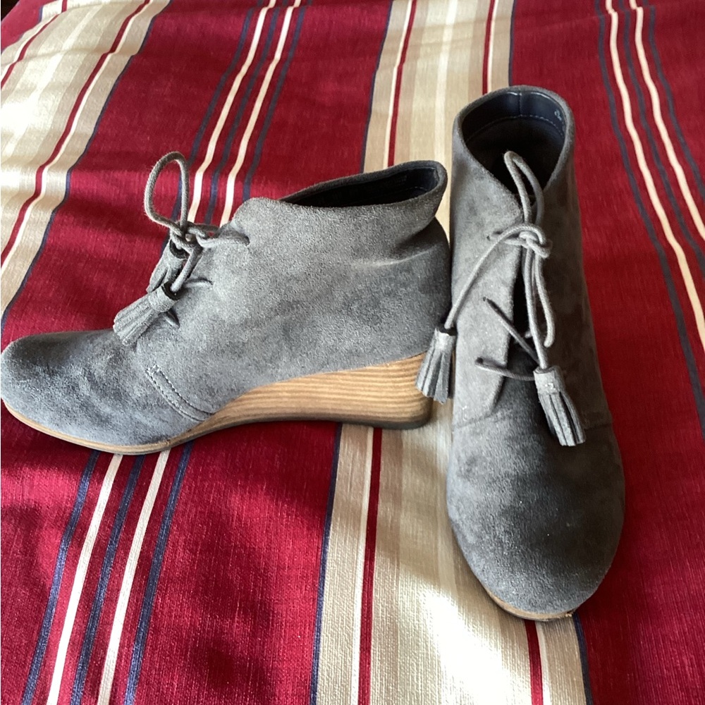 Dr. Scholl's Gray Wedge Shoes with Suede Finish